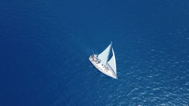 Bateau naviguant sur la mer ouverte. Voilier. Yacht du drone. Vidéo de yachting. Yacht d'en haut. Voilier du drone. Vidéo de navigation. Yachting à la journée venteuse. Yacht. Voilier . — Video