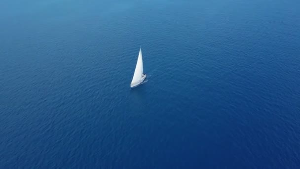 ヨットのオープン海でセーリング。セーリングボート。無人機からヨット。ビデオをヤッてる。上からヨット。無人機からの帆船。セーリングビデオ。風の強い日にヨット。ヨットだ。帆船. — ストック動画