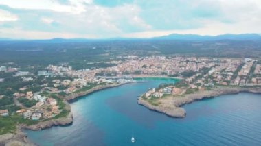 Havadan görünümü manzara, güzel bay, Cala Anguila ile harika bir turkuaz deniz, Porto Cristo, Majorca, İspanya