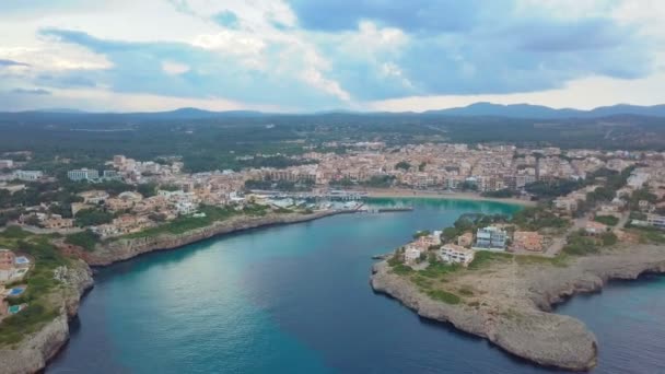 Вид с воздуха пейзаж красивой бухты Кала Ангила с прекрасным бирюзовым морем, Порто Кристо, Майорка, Испания — стоковое видео