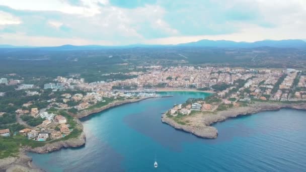 空撮風景の美しい湾のカラ Anguila 素晴らしいターコイズ ブルーの海、ポルト ・ クリスト、マヨルカ島, スペイン — ストック動画
