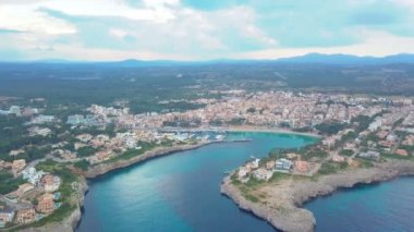 Havadan görünümü manzara, güzel bay, Cala Anguila ile harika bir turkuaz deniz, Porto Cristo, Majorca, İspanya
