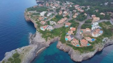 Havadan görünümü manzara, güzel bay, Cala Anguila ile harika bir turkuaz deniz, Porto Cristo, Majorca, İspanya