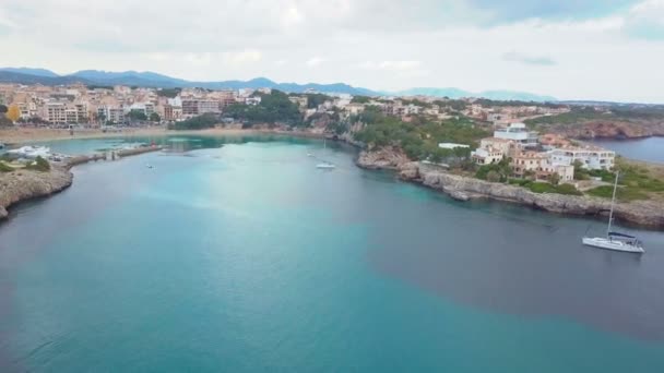 Luftaufnahme Landschaft der schönen Bucht von Cala Anguila mit einem wunderschönen türkisfarbenen Meer, Porto Cristo, Mallorca, Spanien — Stockvideo