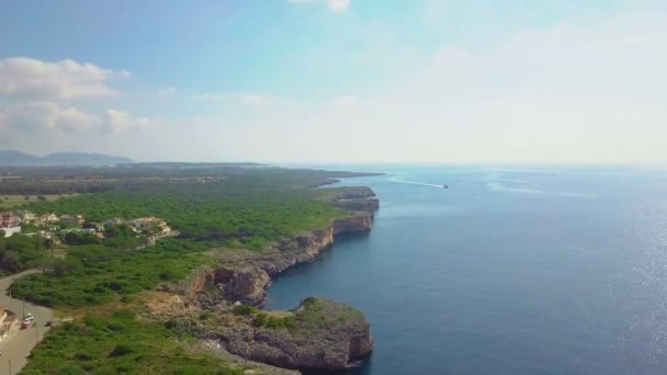 Paisaje aéreo de la hermosa bahía de Cala Mandia con un maravilloso mar turquesa, Porto Cristo, Mallorca, España — Vídeo de stock