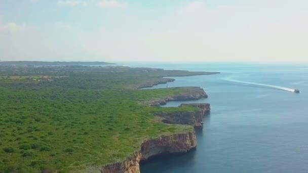 Hava manzara, güzel bay, Cala Mandia ile harika bir turkuaz deniz, Porto Cristo, Majorca, İspanya — Stok video