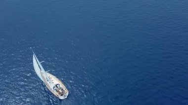 Açık denizde yat gezintisi. Yelkenli. İHA 'dan gelen yat. Yat videosu. Yukardan yat. İHA 'dan yelkenliye. Yelkenli videosu. Rüzgarlı bir günde yat. Yat. Yelkenli..