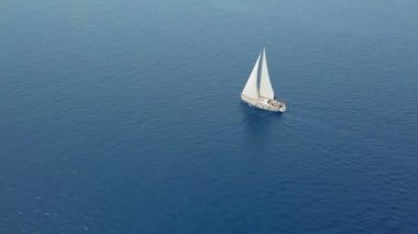 Açık denizde yat gezintisi. Yelkenli. İHA 'dan gelen yat. Yat videosu. Yukardan yat. İHA 'dan yelkenliye. Yelkenli videosu. Rüzgarlı bir günde yat. Yat. Yelkenli..