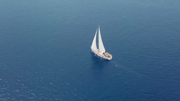 Bateau naviguant sur la mer ouverte. Voilier. Yacht du drone. Vidéo de yachting. Yacht d'en haut. Voilier du drone. Vidéo de navigation. Yachting à la journée venteuse. Yacht. Voilier . — Video