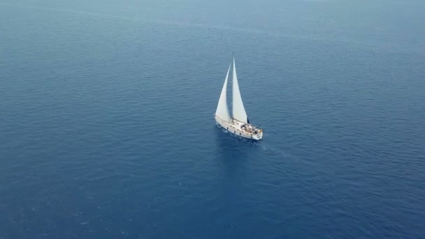 Iate navegando em mar aberto. Barco à vela. Iate de drone. Vídeo de iatismo. Iate de cima. Barco à vela de drone. Vídeo de vela. Yachting em dia ventoso. Iate. Barco à vela . — Vídeo de Stock