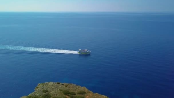 航行横跨地中海海的巡航船-空中镜头 — 图库视频影像