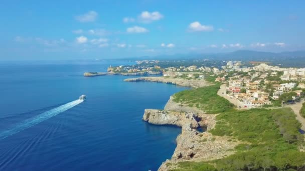 Cruise schip zeilen over de Middellandse Zee - luchtfoto beeldmateriaal — Stockvideo