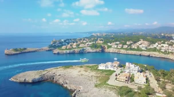 Vista aérea paisagem da bela baía de Cala Anguila com um mar azul-turquesa maravilhoso, Porto Cristo, Maiorca, Espanha — Vídeo de Stock