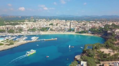 Havadan görünümü manzara, güzel bay, Cala Anguila ile harika bir turkuaz deniz, Porto Cristo, Majorca, İspanya