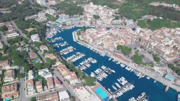 Havadan görünümü manzara, güzel bay, Cala Anguila ile harika bir turkuaz deniz, Porto Cristo, Majorca, İspanya — Stok video