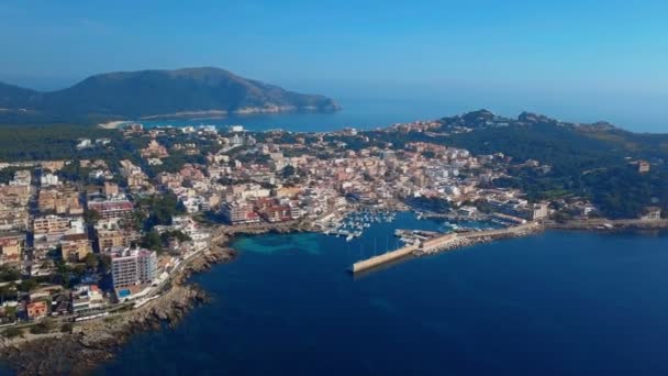Vista aérea. Cala Ratjada en la costa de Mallorca — Vídeo de stock