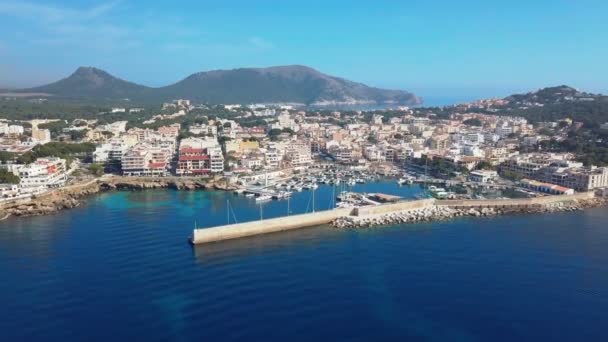 Vista aérea. Cala Ratjada en la costa de Mallorca — Vídeo de stock