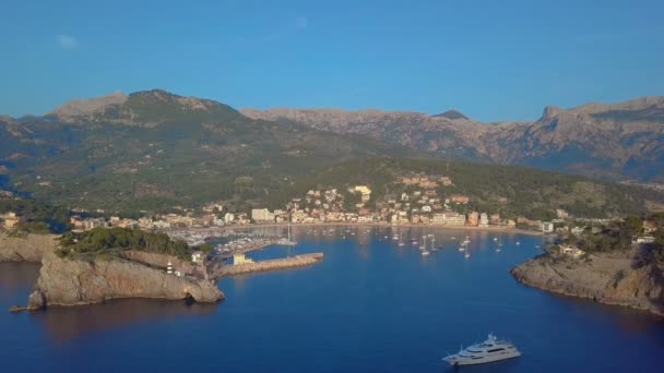 Port de Soller letecký pohled, Mallorca. Středozemní moře. — Stock video