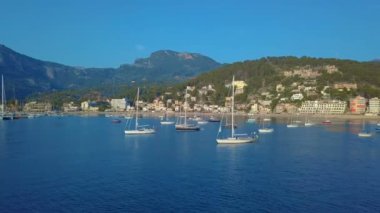 Majorca, İspanya kıyısına yakın bir yelkenli havadan görünümü