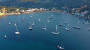 Majorca, İspanya kıyısına yakın bir yelkenli havadan görünümü