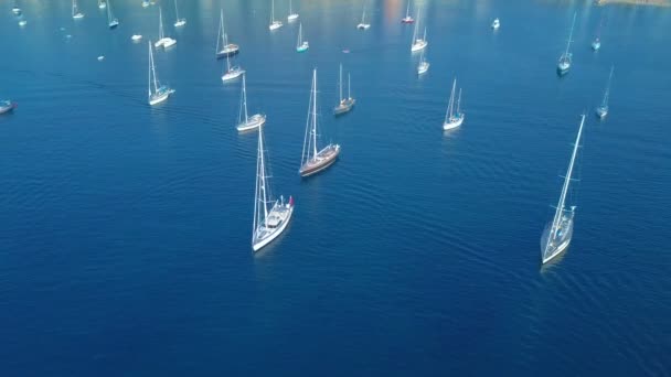 Majorca, İspanya kıyısına yakın bir yelkenli havadan görünümü — Stok video