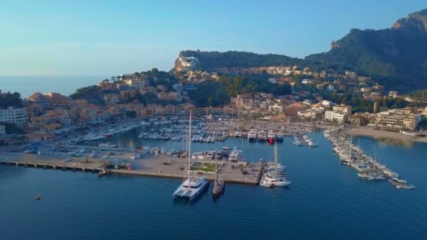 Majorca, İspanya kıyısına yakın bir yelkenli havadan görünümü — Stok video