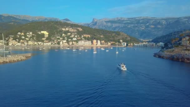 Luchtfoto van een zeilboot in de buurt van de kust van Mallorca, Spanje Spanje — Stockvideo