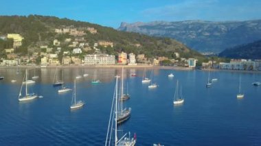 Majorca, İspanya kıyısına yakın bir yelkenli havadan görünümü