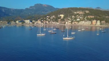 Havadan görünümü. Yat ve Yelkenli quay adlı demirleyen