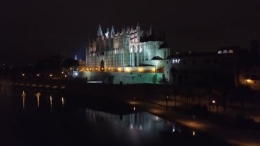 Geceleri hava görünümünü. Palma Katedrali'ne Santa Maria gece Palma Mallorca İspanya