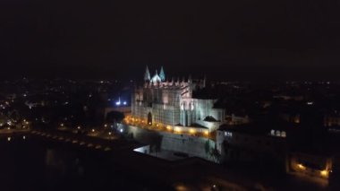 Geceleri hava görünümünü. Palma Katedrali'ne Santa Maria gece Palma Mallorca İspanya