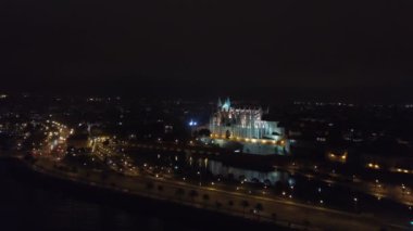 Geceleri hava görünümünü. Palma Katedrali'ne Santa Maria gece Palma Mallorca İspanya