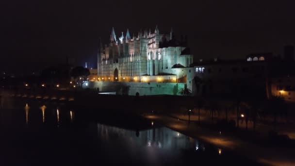 Flygfoto på natten. Palma katedralen Santa Maria på natten i Palma Mallorca Spanien — Stockvideo