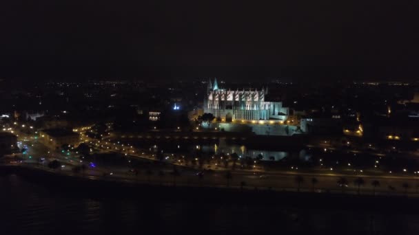 Catedral de Santa María de Palma por la noche en Palma Mallorca España — Vídeo de stock