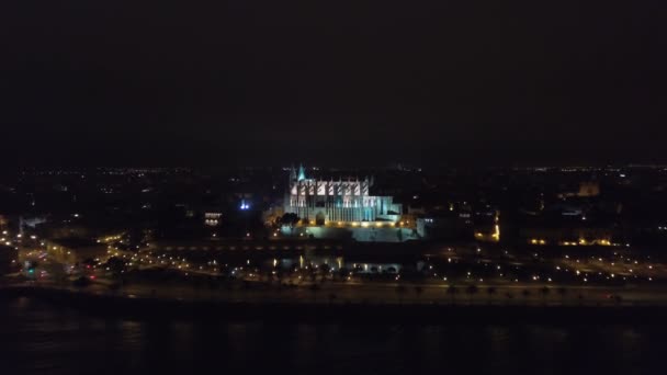 Luftaufnahme bei Nacht Kathedrale von Santa Maria von Palma — Stockvideo