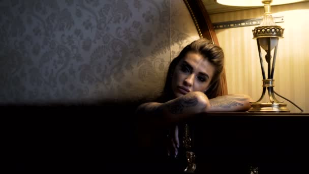 Passionerad vackra modell ligger på sängen på hotellet och poserar på bilder — Stockvideo