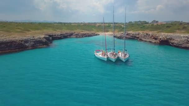 Bateau naviguant en haute mer par temps ensoleillé. Voilier au ralenti. Voile aérienne 4k vidéo — Video