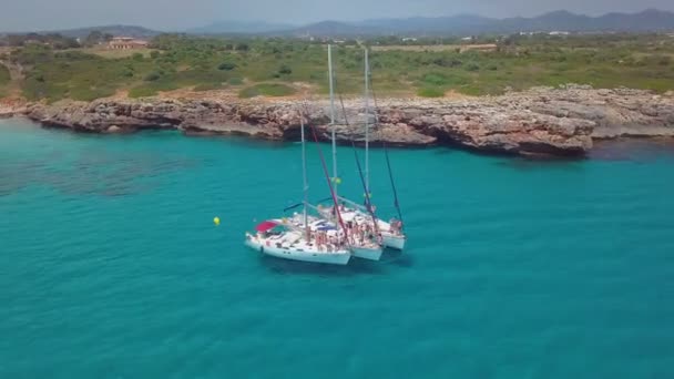 Segeln auf offener See bei sonnigem Wetter. Segelboot in Zeitlupe. 4k-Video aus der Luft — Stockvideo