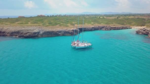 Vista superior dos barcos à vela na lagoa azul. Nadadores desfrutando em mar azul claro . — Vídeo de Stock