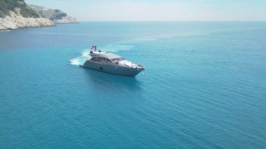 Denizde yelken yat şaşırtıcı görünümüne. Hisse senedi. Yat gün batımı manzarası. Bir yat deniz arkadaşlarıyla tatil lüks