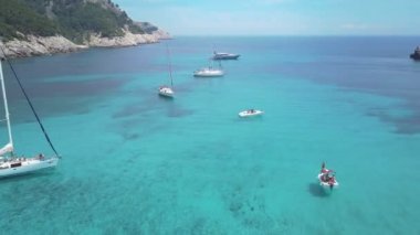 Denizde yelken yat şaşırtıcı görünümüne. Hisse senedi. Yat gün batımı manzarası. Bir yat deniz arkadaşlarıyla tatil lüks