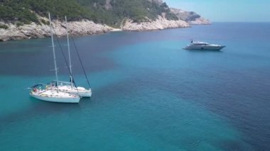 Denizde yelken yat şaşırtıcı görünümüne. Hisse senedi. Yat gün batımı manzarası. Bir yat deniz arkadaşlarıyla tatil lüks