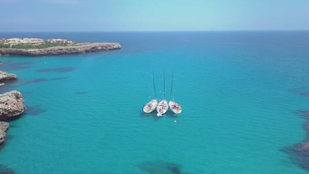 Tropische Ionische Griekenland Blue Lagoon eiland luchtfoto 4k reizen video. Oceaan Zee kust kust bos, water, yacht boot — Stockvideo