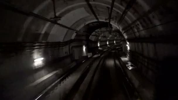 Rask undergrunnstog kjører i en tunnel i den moderne byen – stockvideo