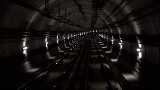 Γρήγορη υπόγειο σιδηρόδρομο ιππασία σε μια σήραγγα της σύγχρονης πόλης — Αρχείο Βίντεο
