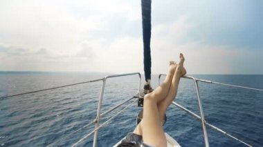 Bir yat, lüks mutlu sergüzeşt seyahat etmek tatil yaz yaşam tarzı bir kız bacakları