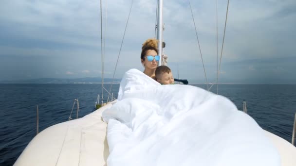 Unga par navigerar på en yacht i karibiska havet — Stockvideo