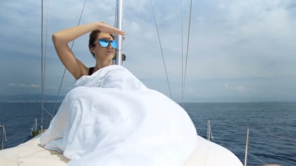 Lüks yaşam tarzı Yelkenli tekne sağlıklı açık yaşam özgürlük seyahat turizm — Stok video