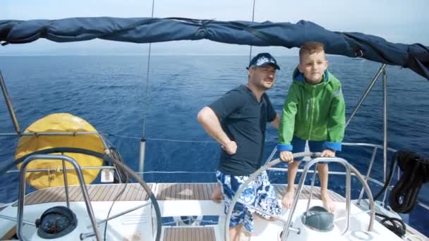 Кавказская семейная группа Luxury Lifestyle Yacht Tourism Travel Health Insurance — стоковое видео