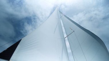 Rüzgârda yelken. Tam yelken, Rüzgar çok güçlü. Okyanus yarışı, gerçek bir macera. Fırtına gün. Güneş yelken ve macera.